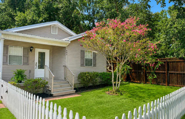 Charming Downtown Ocean Springs Cottage – Walk to the Beach and Downtown! photos photos