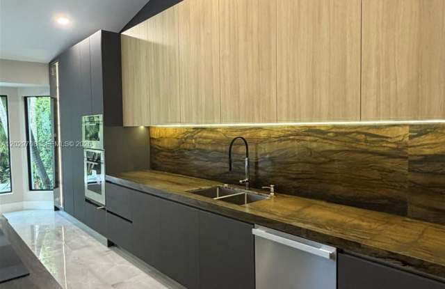 4499 Northwest 93rd Doral Court Gallery 2