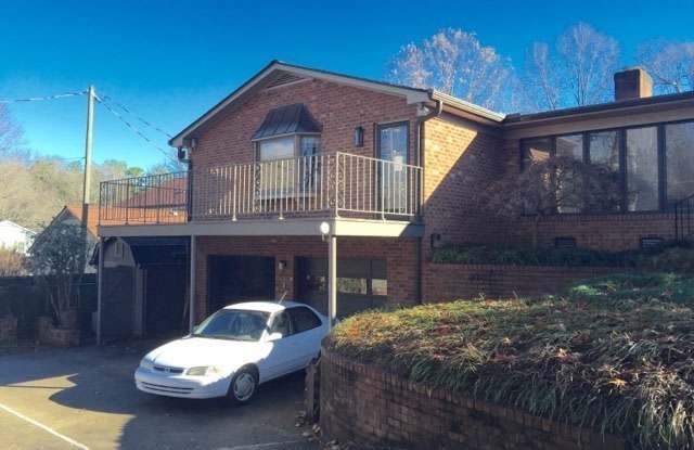 Spacious Brick Ranch w/Finished Basement in Grimsley District Gallery 4