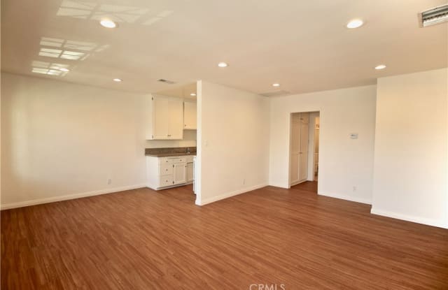 6951 Simpson Avenue 10 - 6951 Simpson Avenue, Los Angeles, CA 91605