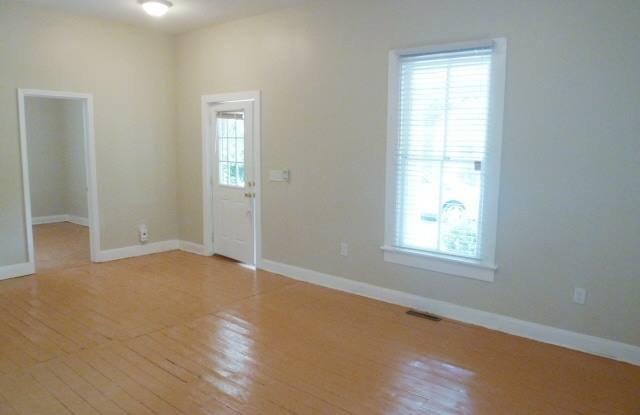 Incredible location for this renovated 3br house just 2 blocks from UNC... Walk to Campus!! Gallery 4