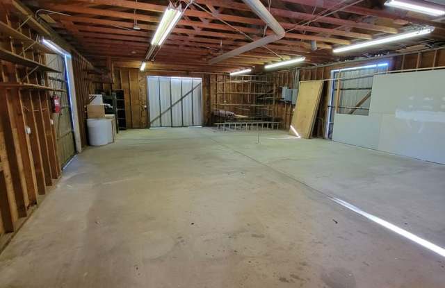LARGE workshop or storage space available for lease in Ramona. Gallery 3