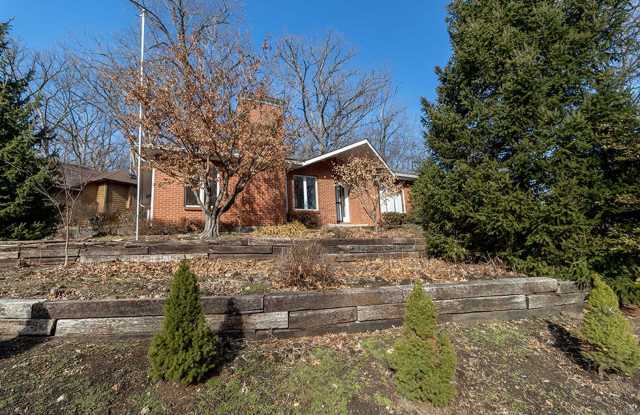 Southeast Ranch - 401 Cedar Lane, Columbia, MO 65201