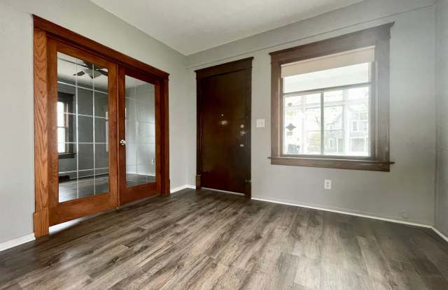 Bright and Charming 5 Bedroom 1.5 Bathroom Home in Minneapolis! photos photos