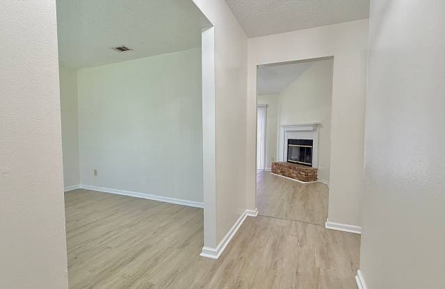 MOVE-IN READY! (Pet Friendly) Gallery 4