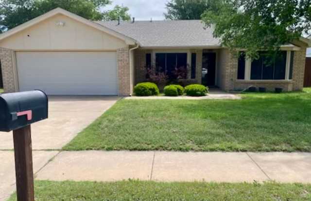 3/2/2 Available May 1st 2025! - 310 North Elkhart Avenue, Lubbock, TX 79416 3/2/2 Available May 1st 2025! - 310 North Elkhart Avenue, Lubbock, TX 79416