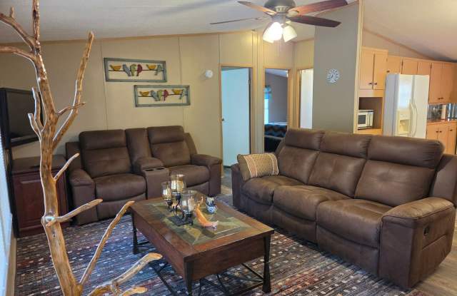 MOVE IN SPECIAL!! Furnished Three Bedroom Single Level Home Gallery 4