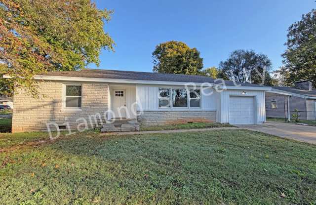 GREAT LOCATION - CLOSE TO NATIONAL AND SEMINOLE! - 1227 East Wayland Street, Springfield, MO 65804