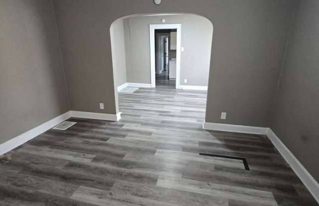 Spacious One Bedroom Duplex Near E. Michigan and Emerson Gallery 3