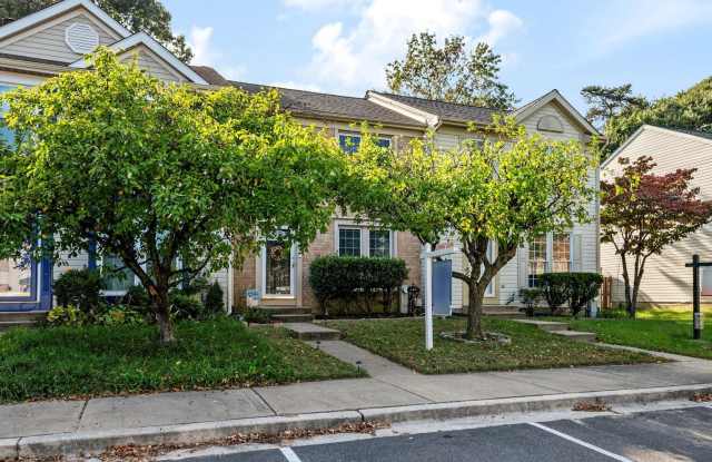 2139 COMMISSARY Circle Gallery 2