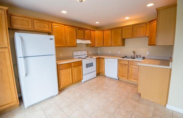 Great 3-bed, 2.5 bath townhome in Tolono available for June! photos photos