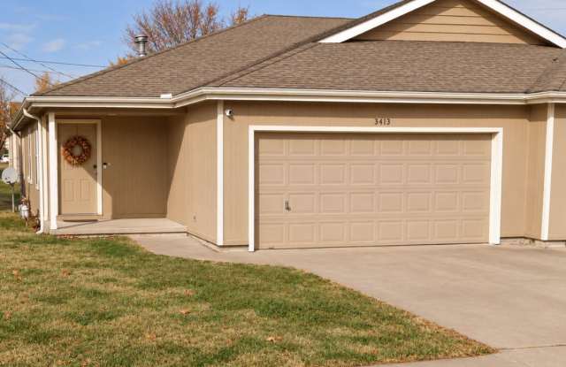 Great 3 Bed 2 Bath 2 Car Garage Flat Duplex- Pets ok! Gallery 1