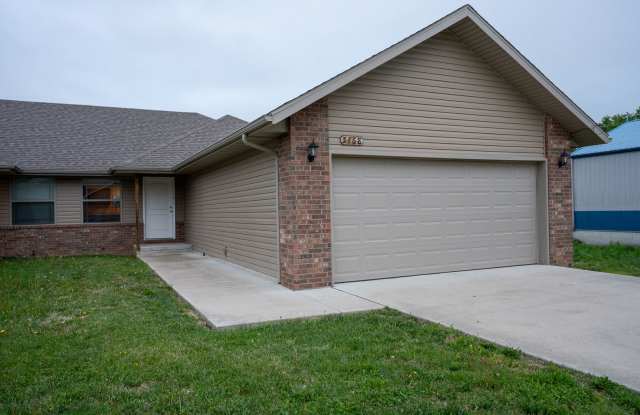 3 Bedroom Duplex with a fenced in yard in Battlefield, MO photos photos