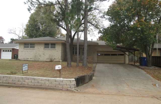 PRELEASING for Mid-July 2026! (3) Bed/(1.5) Pet Negotiable! photos photos