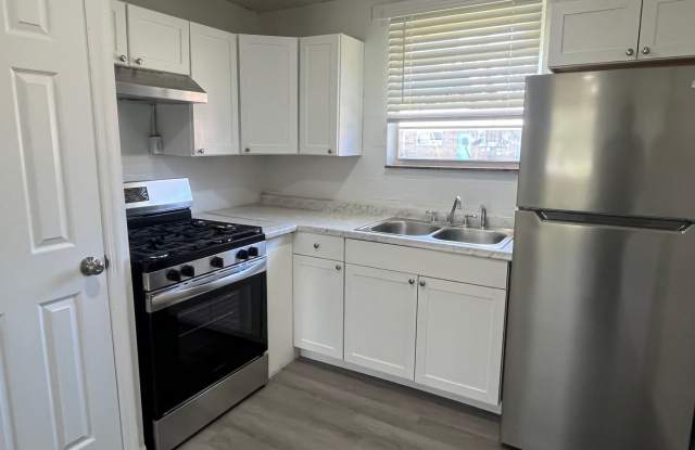 Newly Renovated 2 Bedroom Brick Apartment near Downtown Live Oak Gallery 3