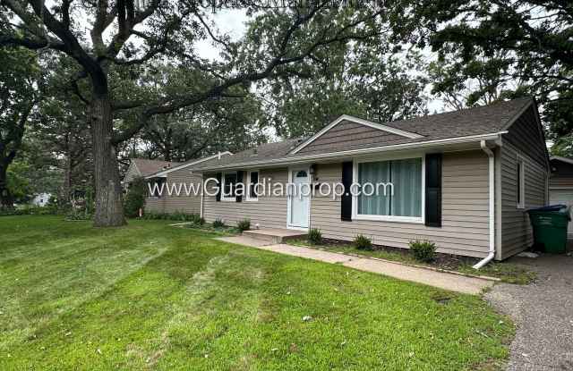 St Louis Park Single Family Home, Fenced In Yard, 1 Car Garage, Dishwasher, Hardwood Floors. Gallery 2