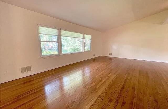 Spacious 4 Bed / 3.5 Bath Scarsdale Home with Bedroom Suites, Fireplace, Deck & Private Yard - SHORT TERM RENTAL AVAILABLE UNTIL June 30, 2027 Gallery 4