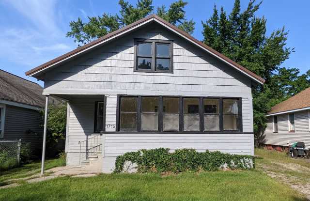 1715 Ray St, 3 bedroom house with basement and garage photos photos