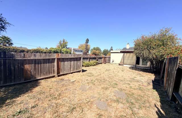 Convenient East Side Petaluma Duplex Gallery 3
