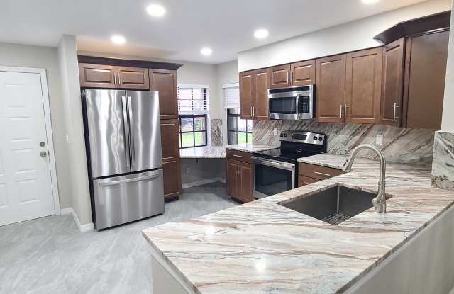 1002 Stonybrook Cir Gallery 4