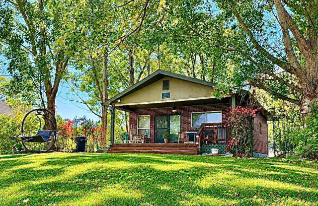 Furnished 1-Bedroom Lakehouse – Short-Term Rental Gallery 1