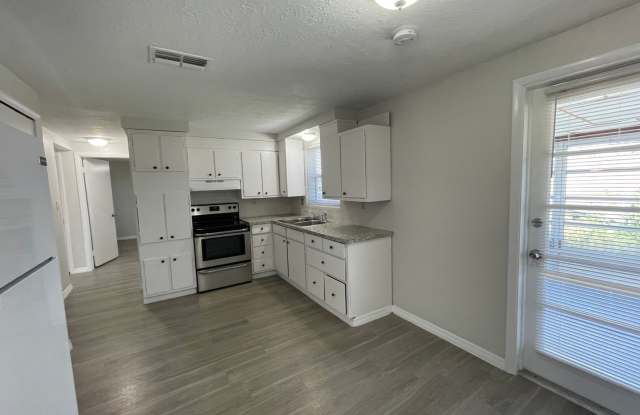 2 Bed/1 Bath Single-family Home-- AVAILABLE NOW! Gallery 4
