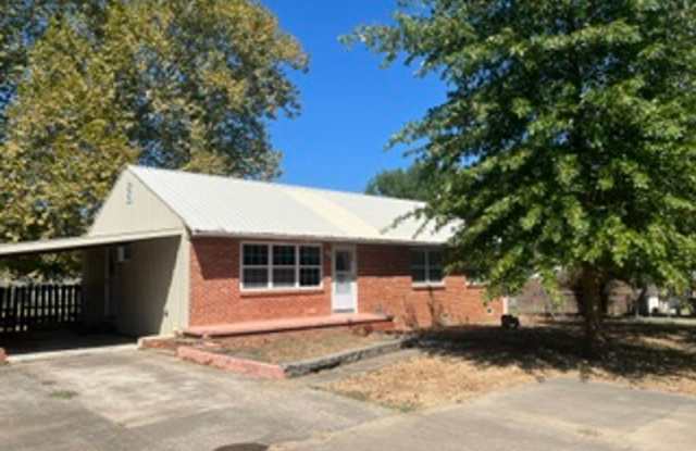 Two Bed/Two Bath Home, Large Lot , Carport and Detached Shop/Storage Bldg Gallery 1