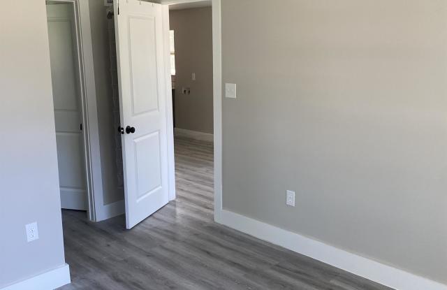 521 East Jackson Street - A Gallery 4