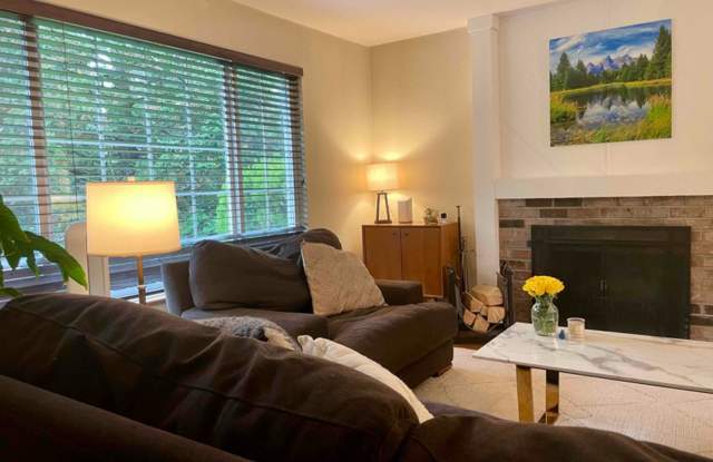 4 BEDROOM KIRKLAND HOME | REMODELED INTERIOR | 2-CAR GARAGE Gallery 4