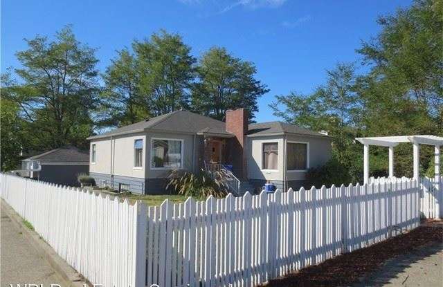 9205 Wallingford AVE N. - 9205 Wallingford Avenue North, Seattle, WA 98103