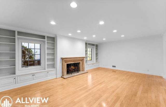 Spacious 4-Bedroom Lido Residence with Rooftop Deck | Moments from the Harbor Gallery 4