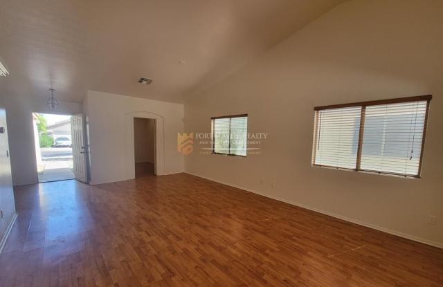 3 Bedroom, 2 Bath, & Den Home! Gallery 4