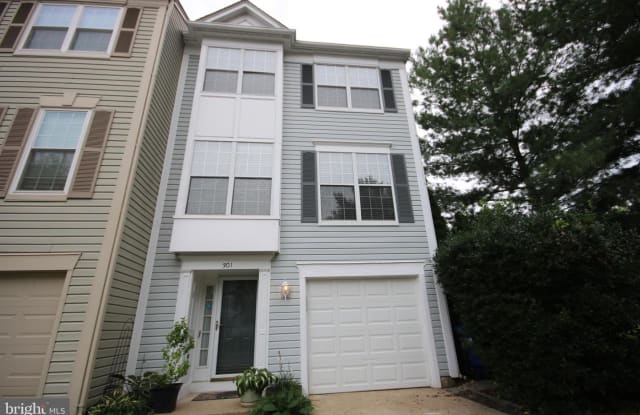 301 BARNFIELD SQ NE - 301 Barnfield Square Northeast, Leesburg, VA 20176
