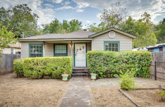 Urban Farmhouse - 2BD/2BA - Work Shop - Huge 1/3 acre - Real Wood Floors - Chickens Optional - $2200 photos photos