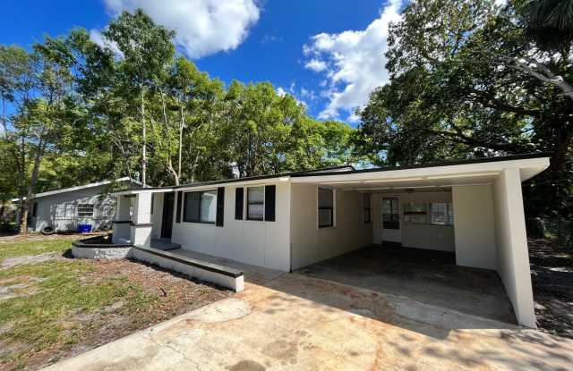 Renovated 3/1 w/carport and detached garage Gallery 4