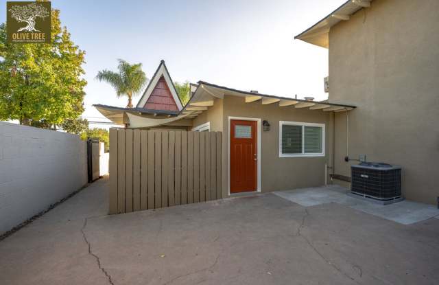 Stylish Ground-Level 2bed/1bath Apartment in Monrovia photos photos Stylish Ground-Level 2bed/1bath Apartment in Monrovia photos photos
