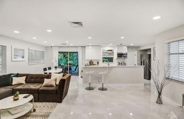 Very spacious 2/2 Gallery 3