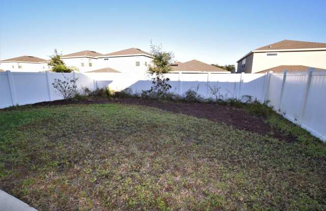 4 bedroom 2.5 baths Single Family Home For Rent at 4358 Silver Creek Street Kissimmee, FL 34744 Gallery 4