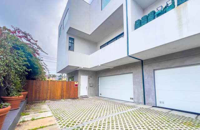 3 BR / 3.5 Bath Renovated Town-House in Prime Silverlake! Gallery 4