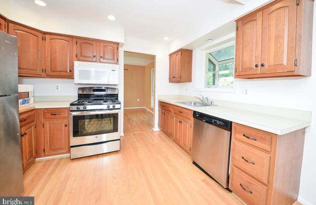 10902 HOWLAND DR Gallery 3