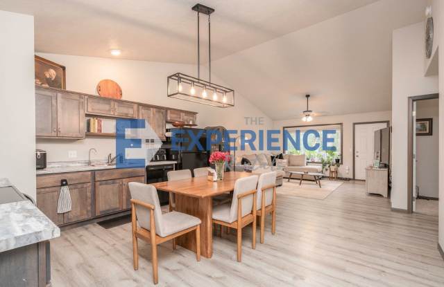 Beautiful 4-Bedroom Walk-Out Townhome with Finished Basement & Fenced Yard! Gallery 4