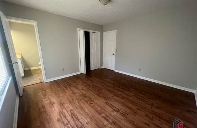 200 Round Table Road Gallery 4
