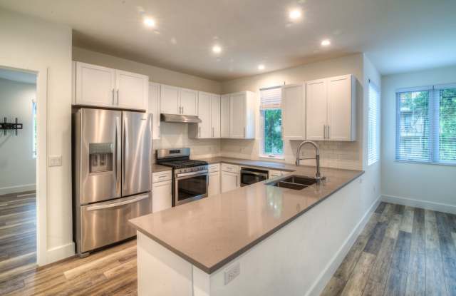 UT PRE-LEASE: Constructed August 2018, Luxury North Campus 3 bed / 3 bath home Gallery 3