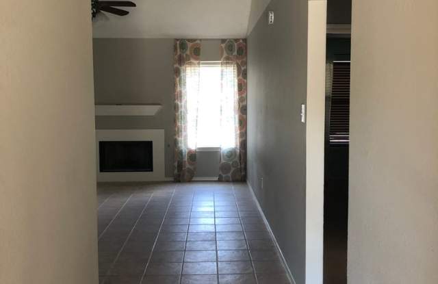 Adorable 3 Bedroom/ 2 Bath - Available November!! Gallery 3