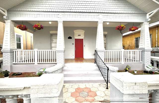2906 West Chestnut Street Gallery 1