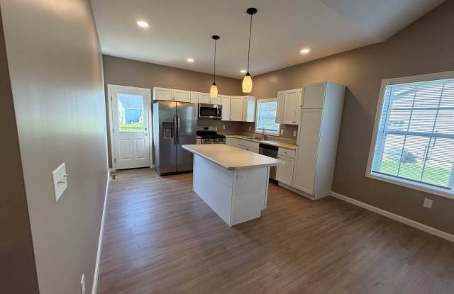 NEW Construction - move in ready - Charming 3-bedroom/2-bathroom duplex in Washington, IL Gallery 1