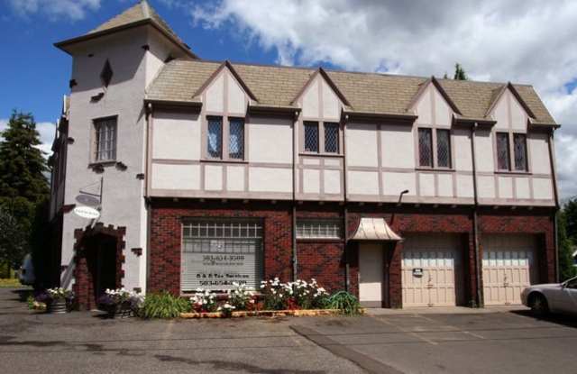 Vintage 1 bedroom unit - close 2 transportation. - 18348 Southeast River Road, Jennings Lodge, OR 97267