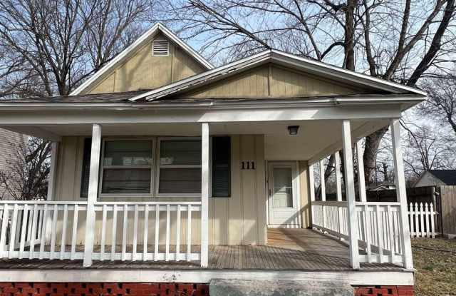 COMING SOON: CUTE 2 BEDROOM / 1 BATHROOM HOUSE LOCATED RIGHT ACROSS FROM NORTH MIDDLE SCHOOL IN JOPLIN MO, OFF STREET PARKING IN THE BACK! photos photos