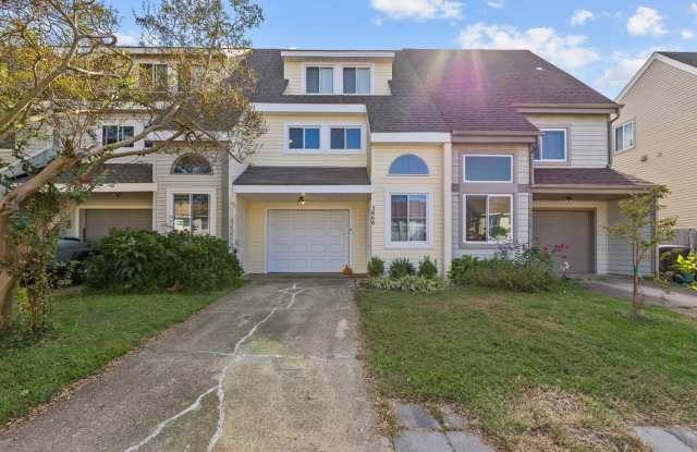 Discover your dream townhouse with stunning water views! photos photos