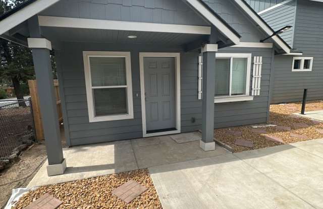 MIDTOWN 2 Bdrm Cottage, 1 bath, Air Conditioning, Laundry Room, Large Covered Patio, Off Street Parking photos photos